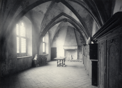 221774 Interieur van de Domkerk (Munsterkerkhof) te Utrecht: archiefkamer op de verdieping van het zuidoostelijk ...